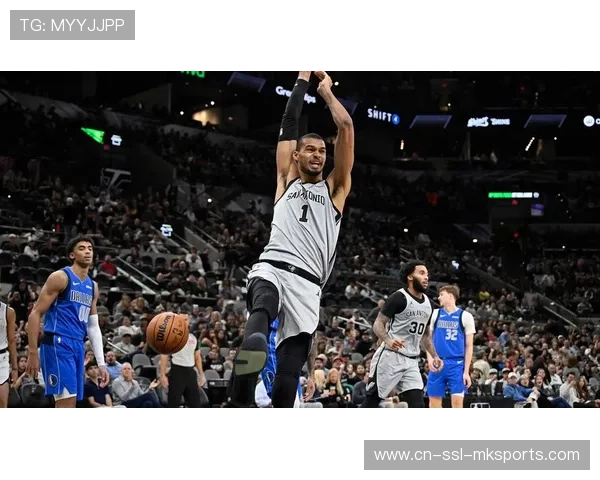 马刺队卡斯尔40分12篮板12助攻三双胜独行侠，豪取四连胜