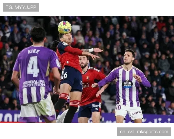 巴萨前场丢球后中场球员快速回防补位 防线迅速落位收缩减少后场空档